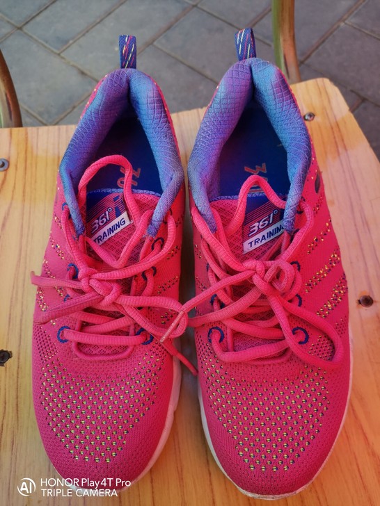 361运动鞋,八成新,38码,没毛病,穿着...