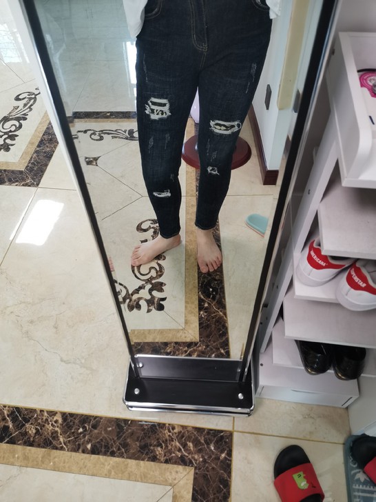 深蓝色牛仔裤,很显瘦,本来深色就显瘦,这个...