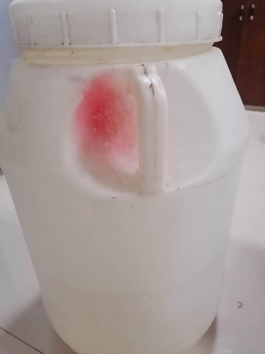 塑料桶，很厚实，装过蜂蜜，腌过酸菜，现在都...