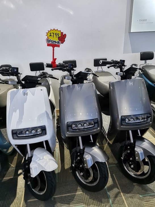 哈啰智能电动车，新品上市，手机智能开换关锁...