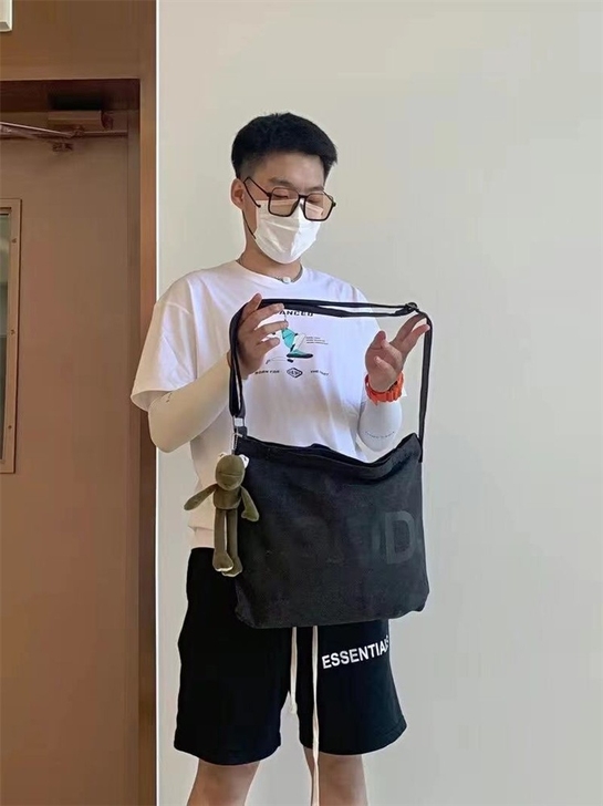 处理一个全新的帆布单肩包非常好看,耐看,耐...