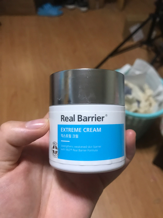 韩国面霜，我也忘了叫什么名字，知道的可以搜...