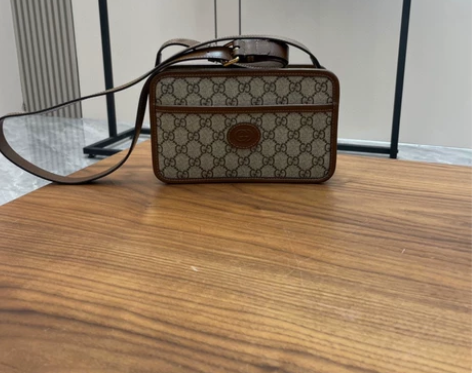 古驰互扣式双G迷你手袋！包包采用小巧玲珑的...