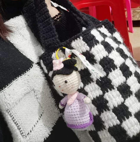 钩针棋盘格圆包包，，买包包送包包挂件有点毛...