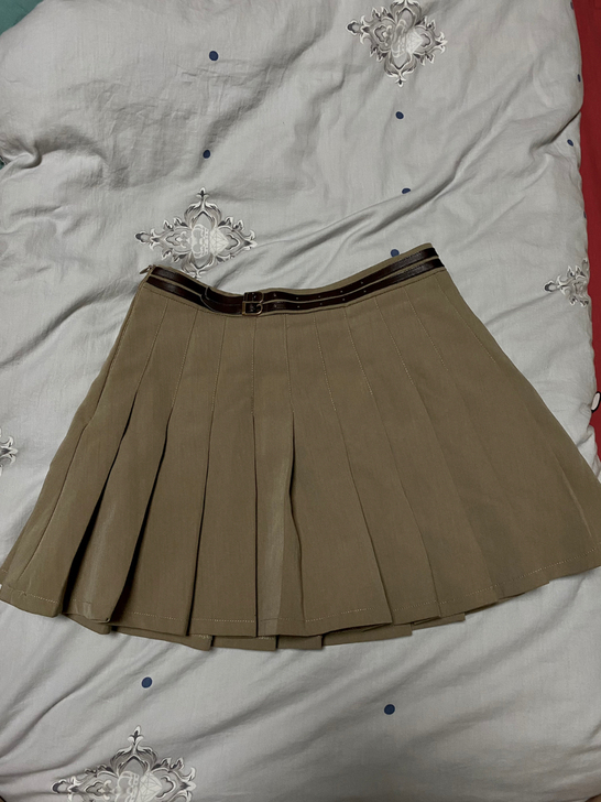 卡其色百褶裙 实体店二百多入的 几乎没怎么...