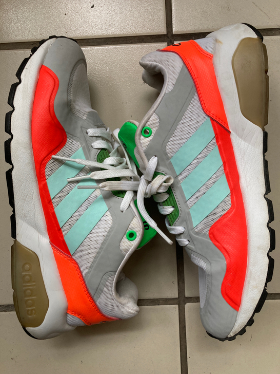 43/270码阿迪达斯运动鞋