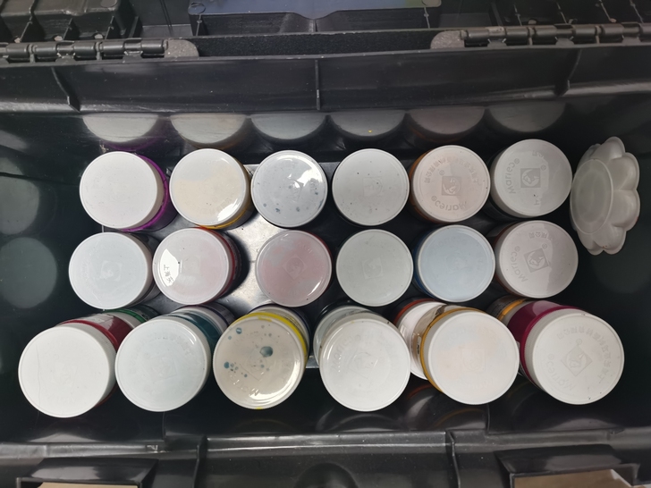 马利24色水粉颜料套装，包括工具箱内所有工...