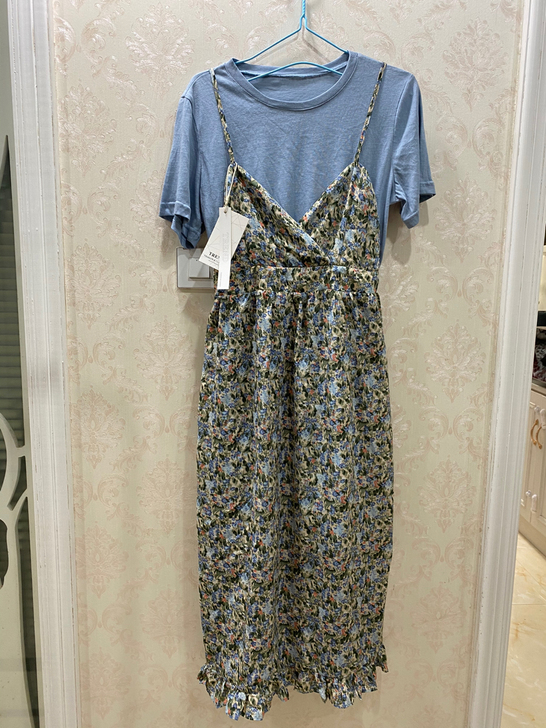 小碎花吊带连衣裙两件套