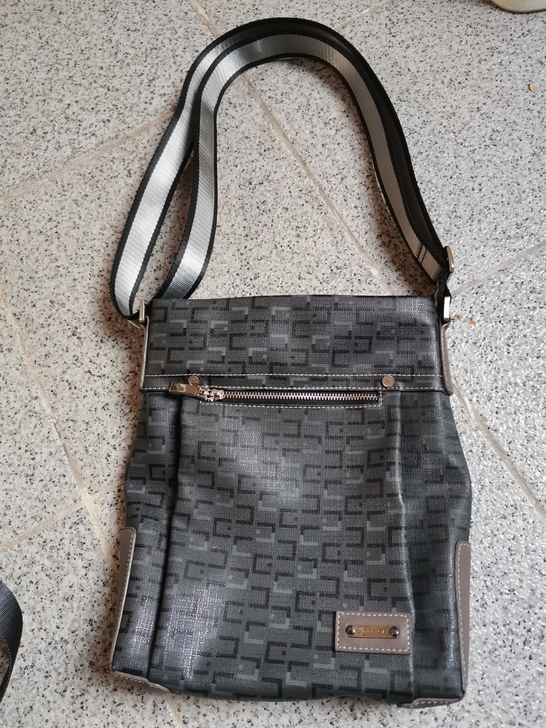 男士斜背包，用过1.2次，因为不能装电脑所...