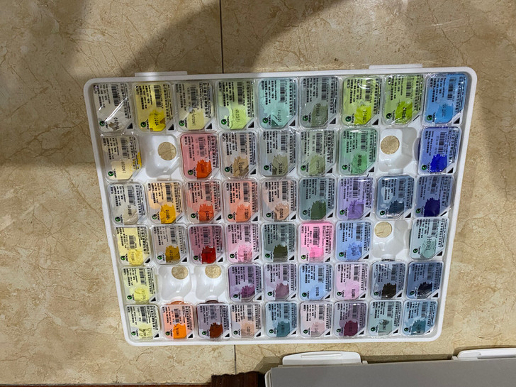 水粉颜料，自己用过五个颜色，其它都是没有打...