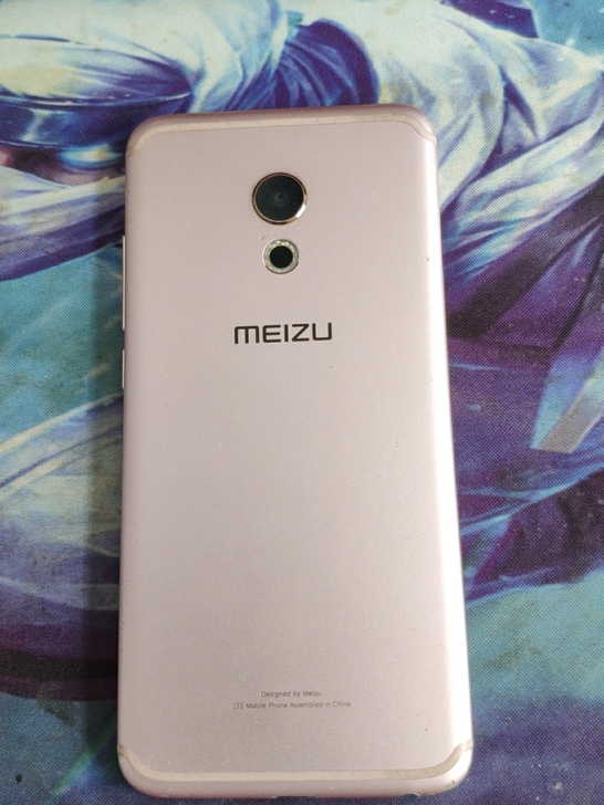 魅族Pro6 屏幕有划痕 手机之前换过原装...