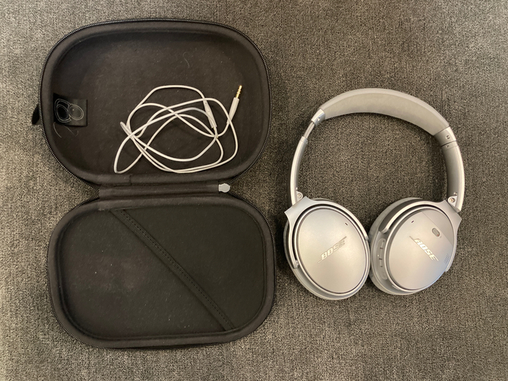 Bose QC35二代，耳机包和音频线都在...