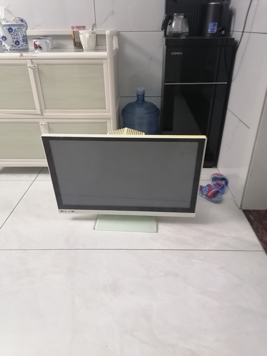 家里有一台闲置的一体机电脑。屏幕很大，应该...