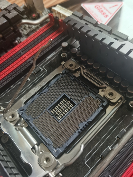 华硕r4e  x79主板坏了。电脑搬了个房...