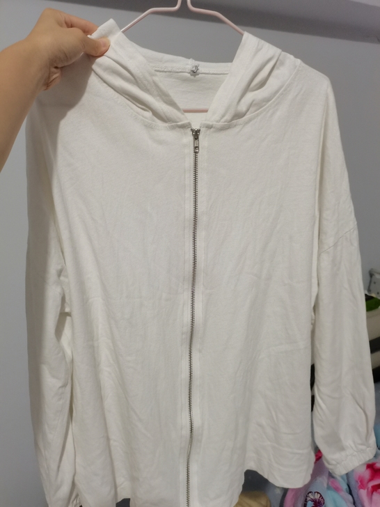 一个薄外套可以当防晒外套穿   比防晒厚一...