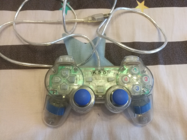 出两个闲置游戏手柄，功能完好，一个凯世达的...