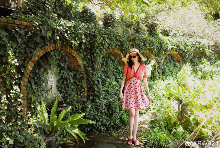 RWQN野草莓与玫瑰真丝连衣裙