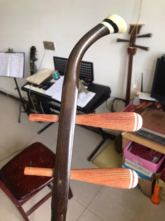 敦煌牌老二胡琴杆一根。