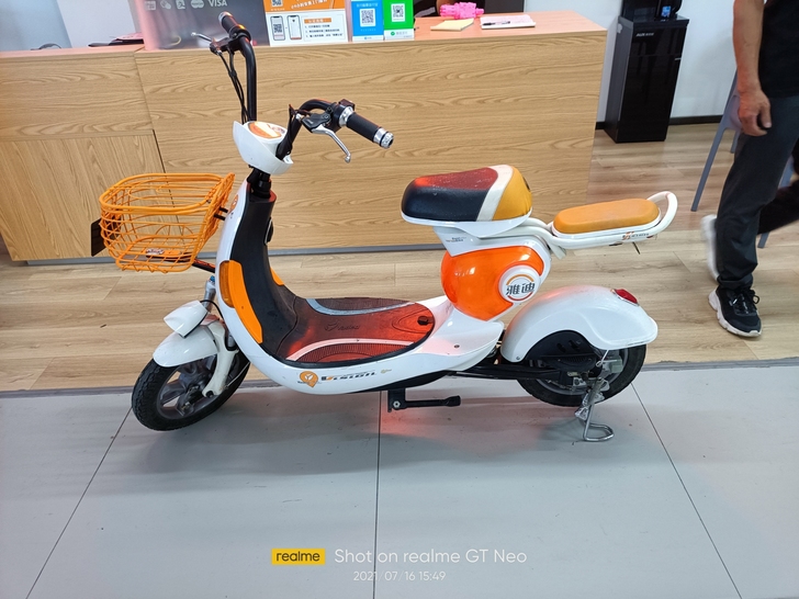 雅迪电动车，成色如图，电池没问题，看上联系...