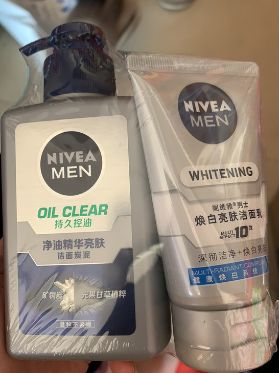 Nivea妮维雅男士净油精华亮肤洁面碳泥，...