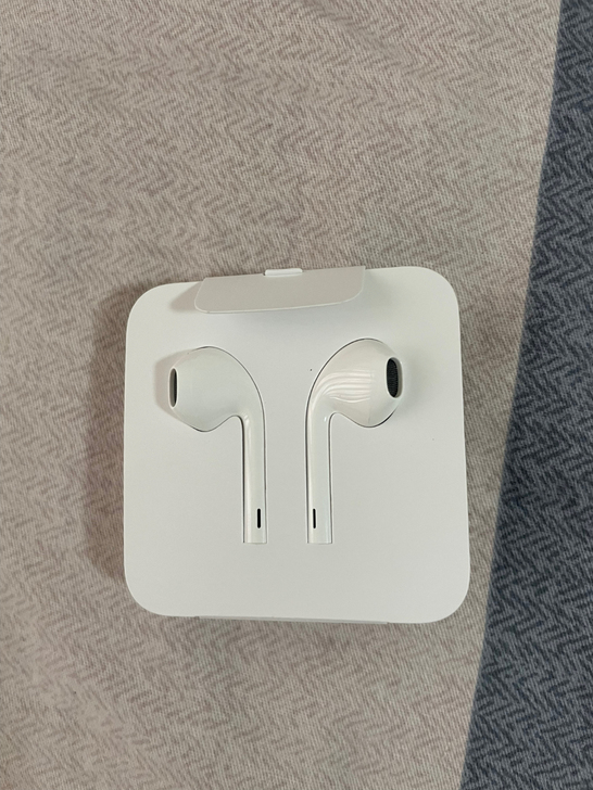 收拾东西发现一个苹果耳机，全新，未使用过