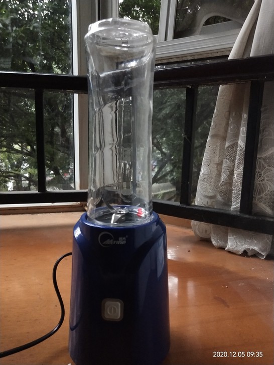 全新 果汁机。家里用不上。