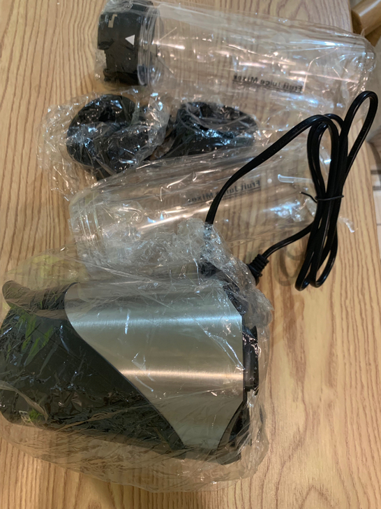 全新榨汁机，每天早餐榨一杯非常方便，因为工...