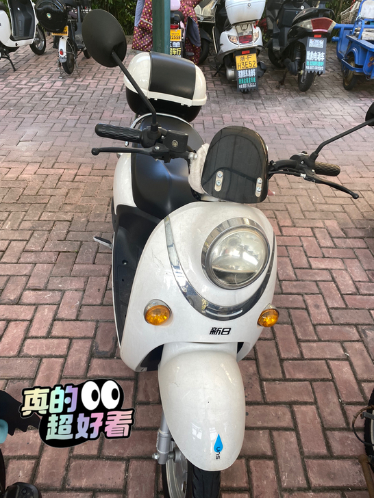 新日电动车,去年7月份购买,里程少,送头盔