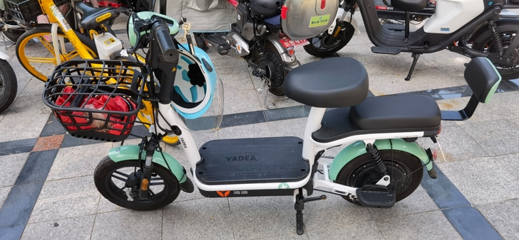 雅迪电单车48v，99新，才买不到两个月，...