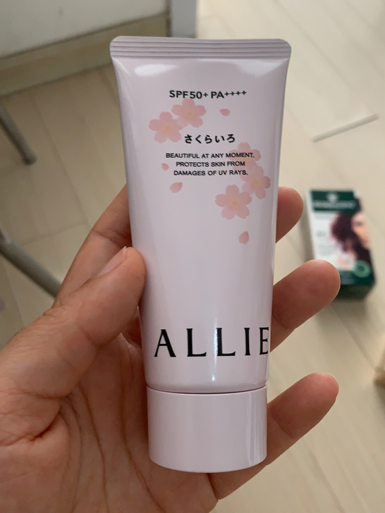 日本樱花防晒，用过2-3次的样子，购于日本