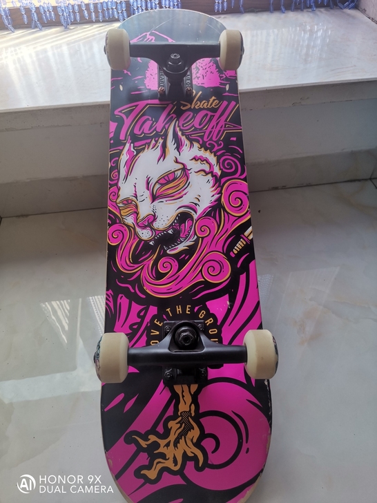 哈喽哈喽，大家好，有想买滑板的大家，可以看...