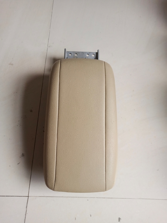 现代悦动扶手箱上盖  正常使用  70除偏...