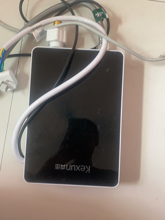 理发店热水器，新的花了1200，现在理发店...