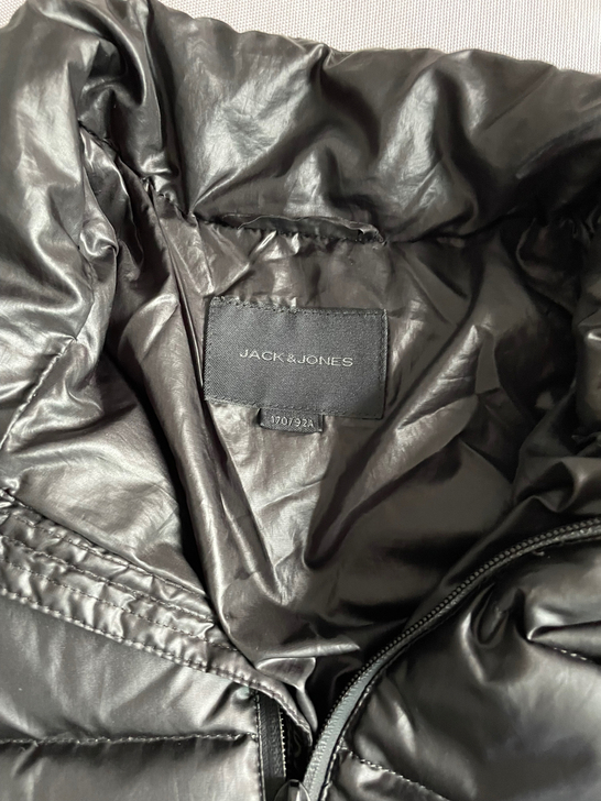 170尺码品牌羽绒服两件，50元一件，两件...