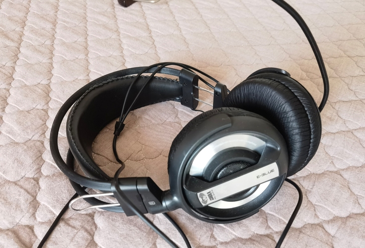 宜博电竞耳机，试过能正常使用，不包邮，建议...