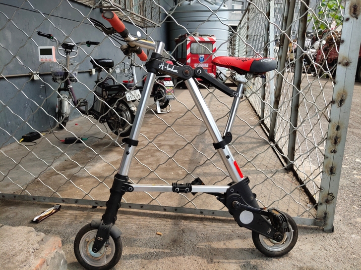 自行车，折叠自行车，小巧轻便。9新吧