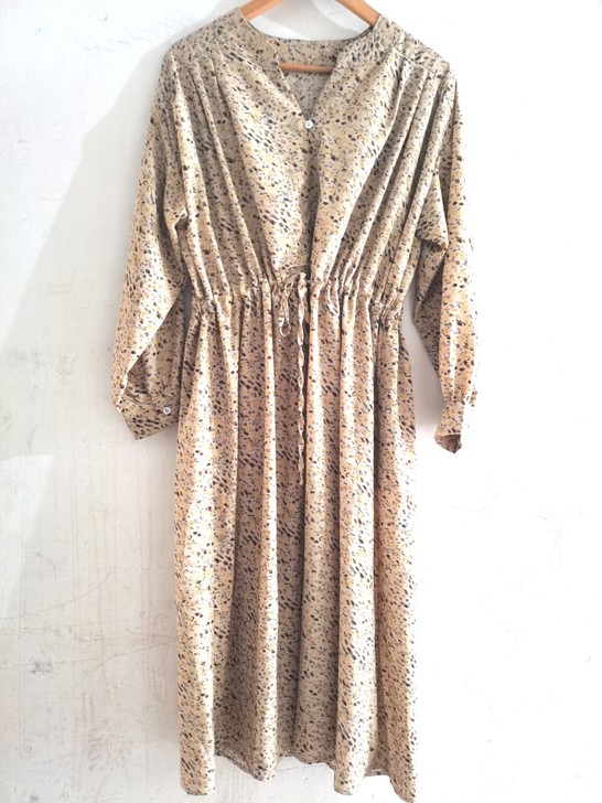 米黄色碎花连衣裙，全新吊牌在，均码