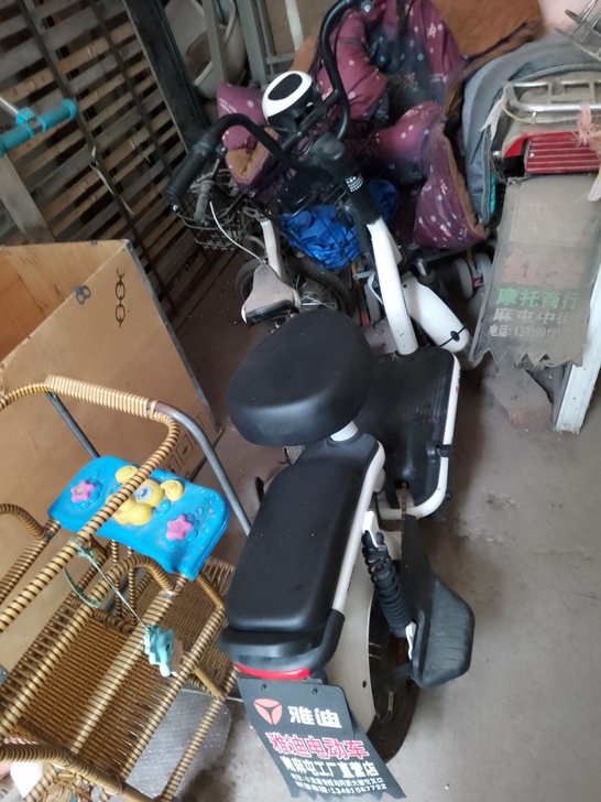 雅迪电动车，孩子太小不会骑
