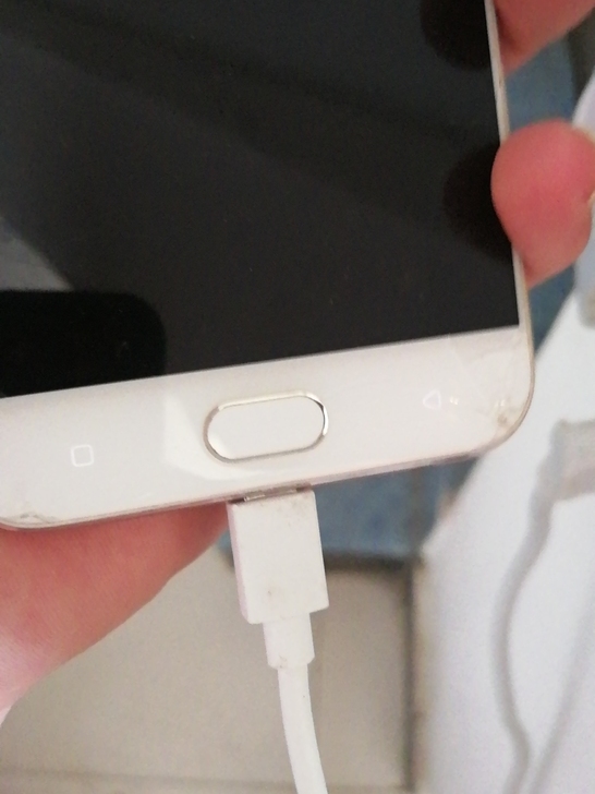 OPPOR11t  开机屏爆，能打通电话，...