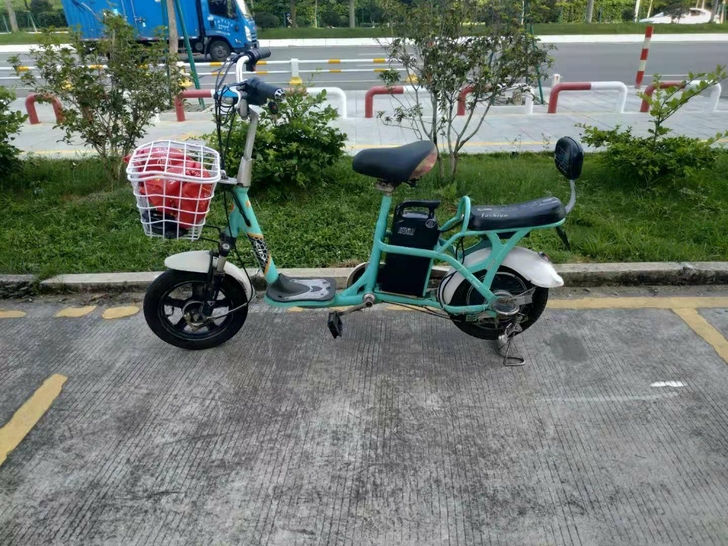 雅迪48伏锂电池电动车便宜出，车子如图，电...