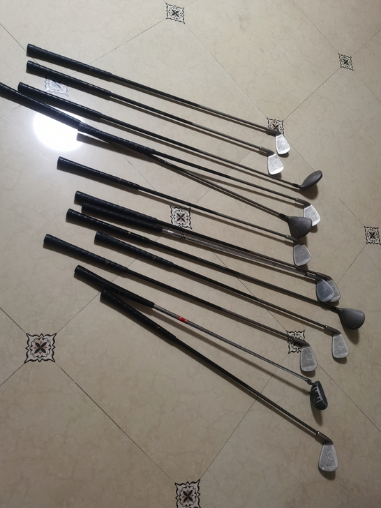 家里翻出来的闲置的球杆，长辈10年前的玩物...