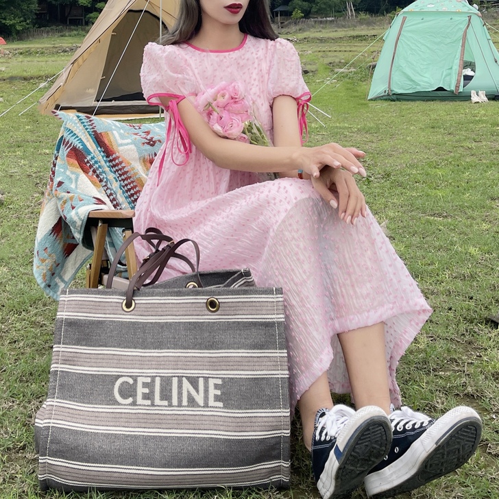 我在外面有猫 粉色可爱泡泡袖超大摆连衣裙夏...