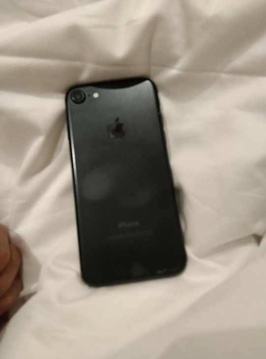 自有苹果7  32g八成新，ID可以退，正...