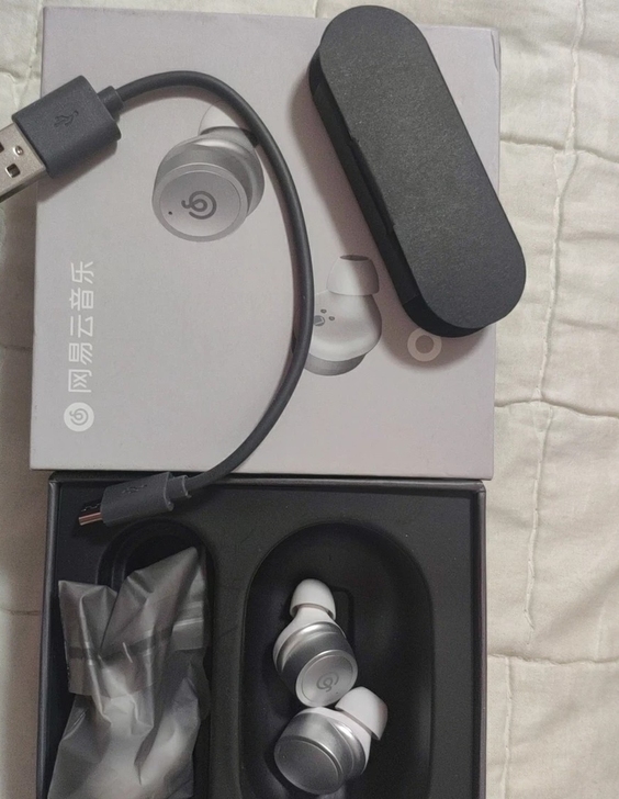 出个网易云耳机非常新一直没太用199买的痛...