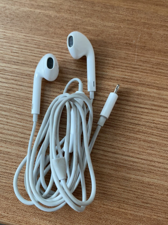 苹果 耳机九成新，有airpods就不用了