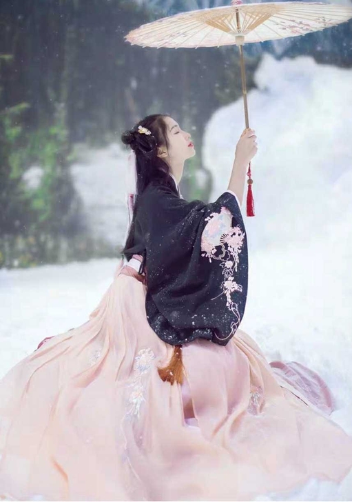 ［出/换］汉尚华莲汉服 换万物