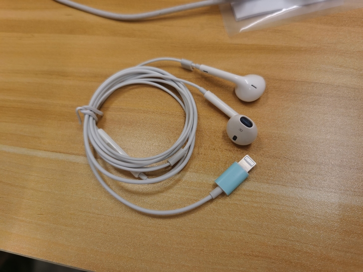 过来捡漏咯，苹果通用耳机，全新，还没用过，...