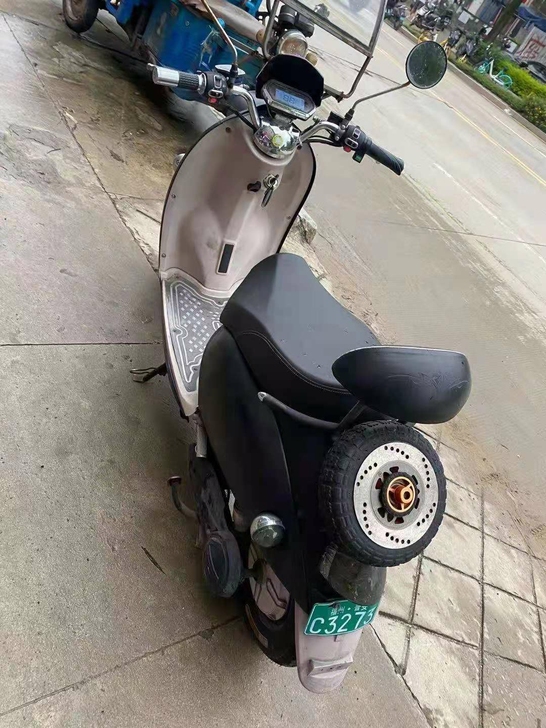 自己开的电动车，前后碟刹真空胎，保护的很好...