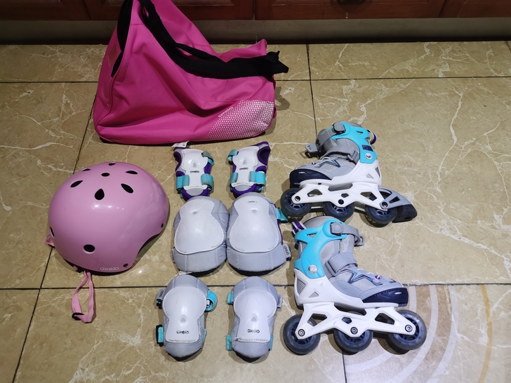 迪卡侬轮滑旱冰鞋套装，轮滑鞋一双，护膝，护...
