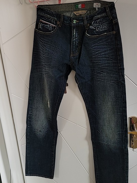 压箱底款牛仔裤。原价200多的阿玛尼。带洞...